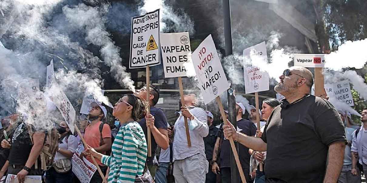 Protestan a favor del vapeo en las inmediaciones del Senado