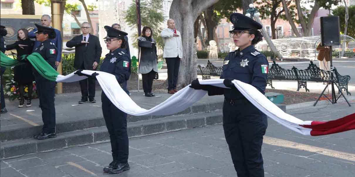 ​ En el marco de los festejos del 37 aniversario de Puebla como Patrimonio Cultural de la Humanidad por la Organización de las Naciones Unidas para la Educación, la Ciencia y la Cultura (UNESCO), organizados por la Gerencia del Centro Histórico el presidente municipal, José Chedraui Budib, encabezó una ceremonia conmemorativa en el Zócalo de la Ciudad.  Durante su mensaje comentó que el Gobierno de la Ciudad asume la responsabilidad de este nombramiento por lo que, también con el apoyo del Archivo General de Puebla, se planearon diferentes actividades alusivas a este evento con el objetivo de sensibilizar sobre el valor excepcional de este nombramiento, no sólo para las y los poblanos sino para las y los mexicanos.  “Celebramos 37 años de la inclusión del Centro Histórico en la Lista del Patrimonio Mundial de la Organización de las Naciones Unidas para la Educación, la Ciencia y la Cultura, UNESCO el 11 de diciembre de 1987”, expresó y detalló que la palabra patrimonio, según esta organización, es el legado heredado con el que “vivimos hoy en día y que trasmitiremos a la generaciones futuras” para disfrutar de esta gran Ciudad.    Por su parte la gerente del Centro Histórico, Aimée Guerra Pérez, explicó que cada 11 de diciembre se conmemora la inscripción del Centro Histórico de Puebla como Patrimonio Cultural de la Humanidad, reconocimiento otorgado por la UNESCO en 1987. Esta fecha marca un hito en la protección y valoración del patrimonio cultural de la ciudad.  “Puebla celebra esta ocasión destacando los esfuerzos realizados para la conservación y salvaguarda de su legado histórico, así como las colaboraciones con instituciones locales, nacionales e internacionales que han contribuido a su preservación y difusión”, dijo.    Detalló que en 1987, los Centros Históricos de Puebla, Ciudad de México y Oaxaca fueron los primeros sitios mexicanos en ser incluidos en la Lista del Patrimonio Mundial de la UNESCO. A partir de esta declaratoria, Puebla ha trabajado para valorar tanto su patrimonio material como intangib