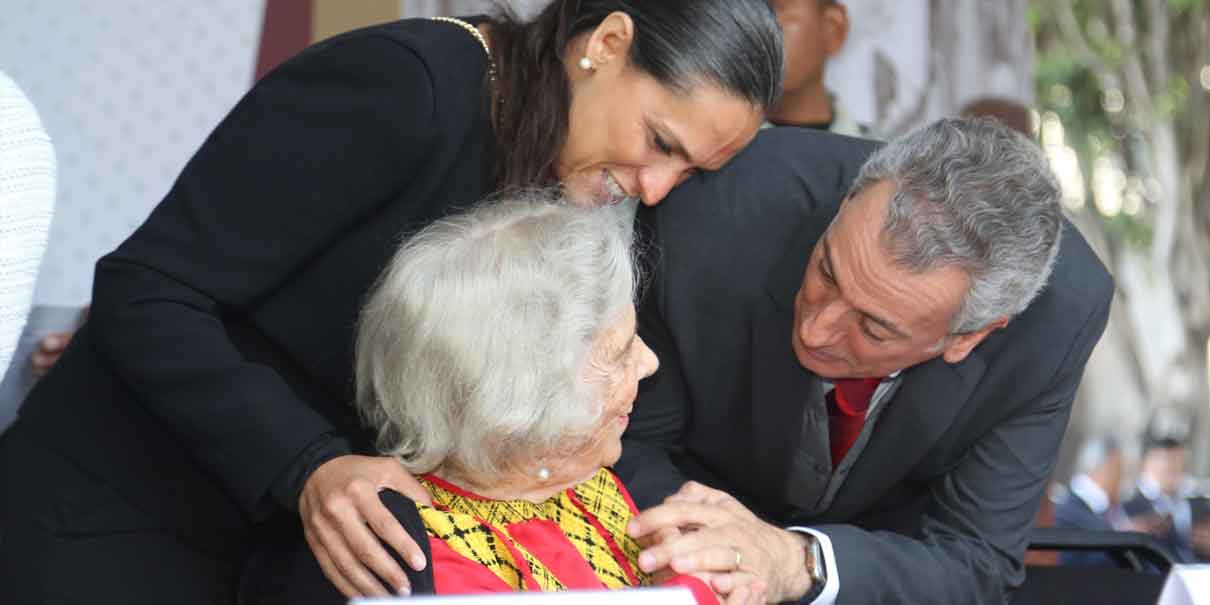 Puebla galardona a Elena Poniatowska con la medalla Carmen Serdán