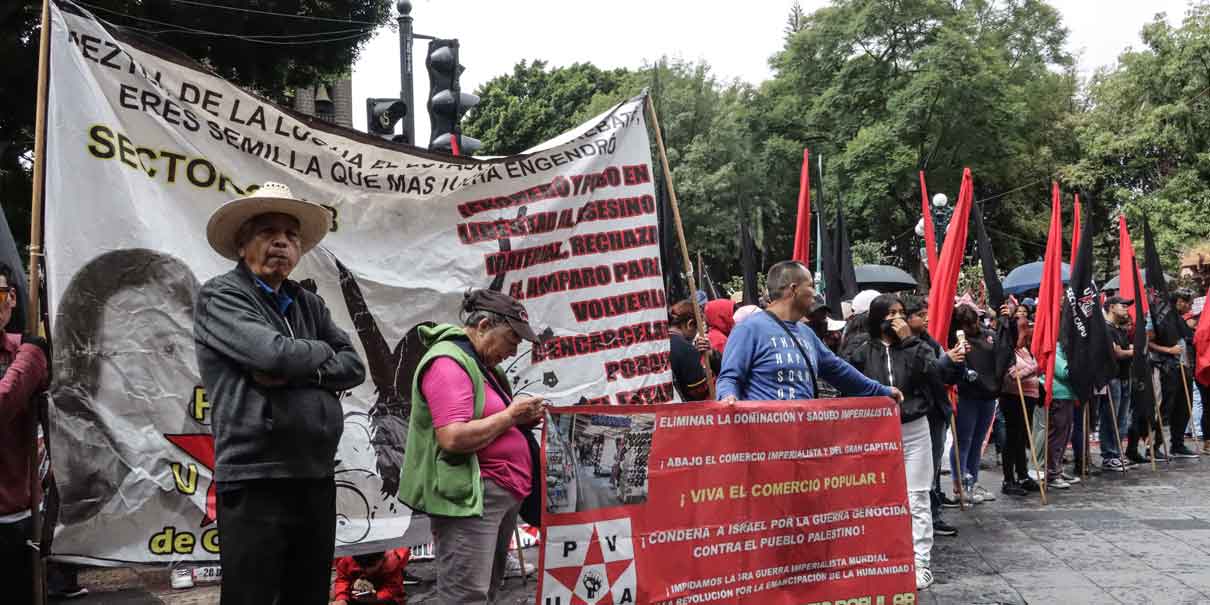 Recuerdan en Puebla con una marcha 10 años de la desaparición de 43 normalistas de Ayotzinapa