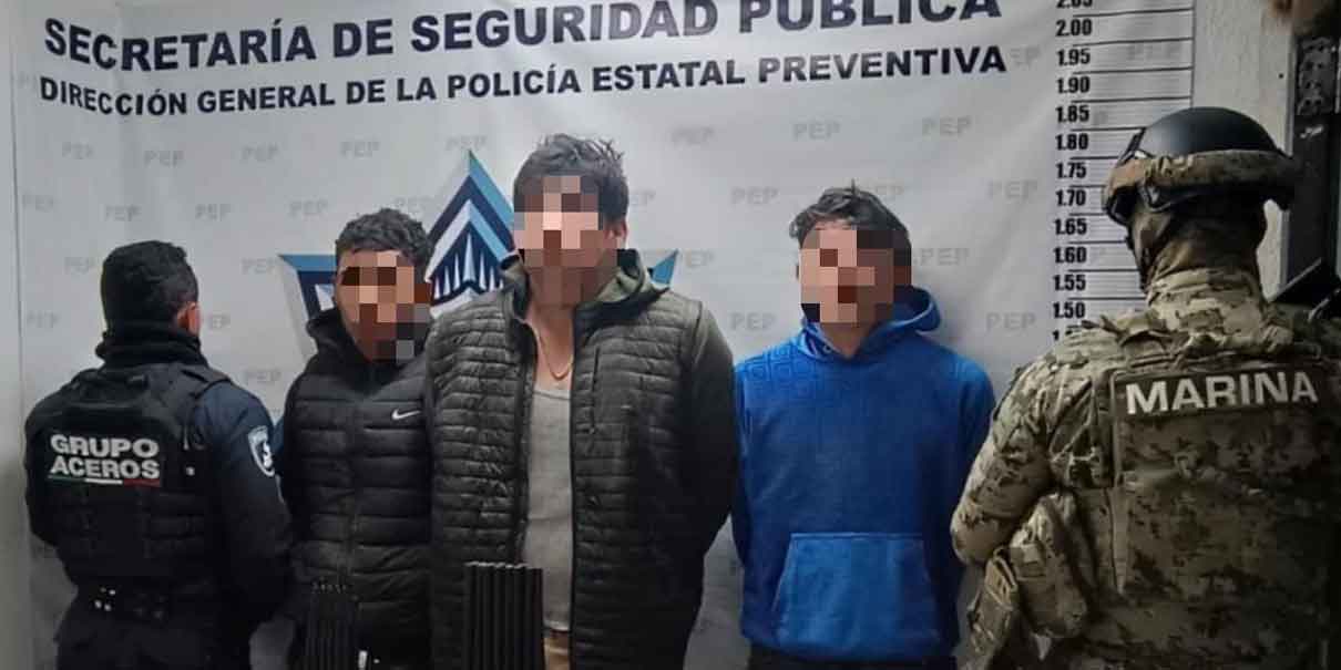 Recuperan en Puebla camión robado; chofer y copiloto los llevaban amagados