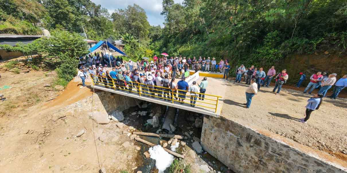 Rogelio López entregó puente vehicular en Tenango de las Flores