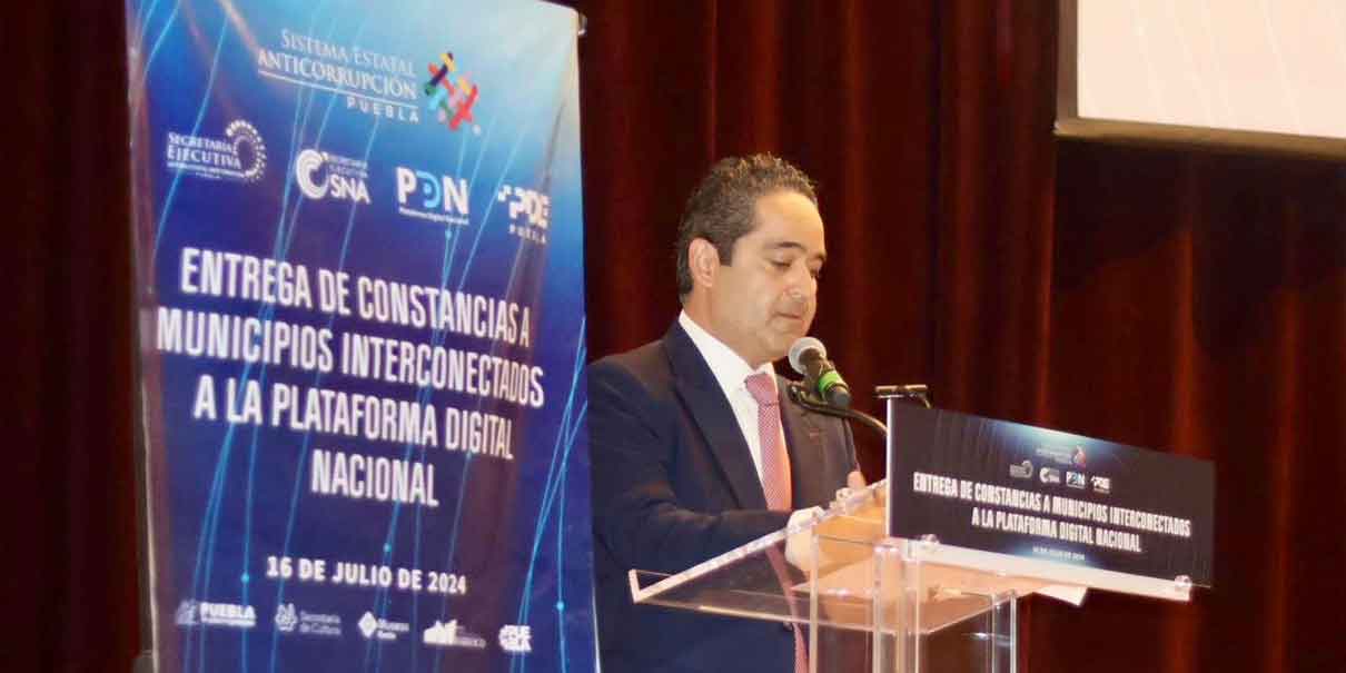 Rogelio López recibe reconocimiento por labor anticorrupción en Huauchinango