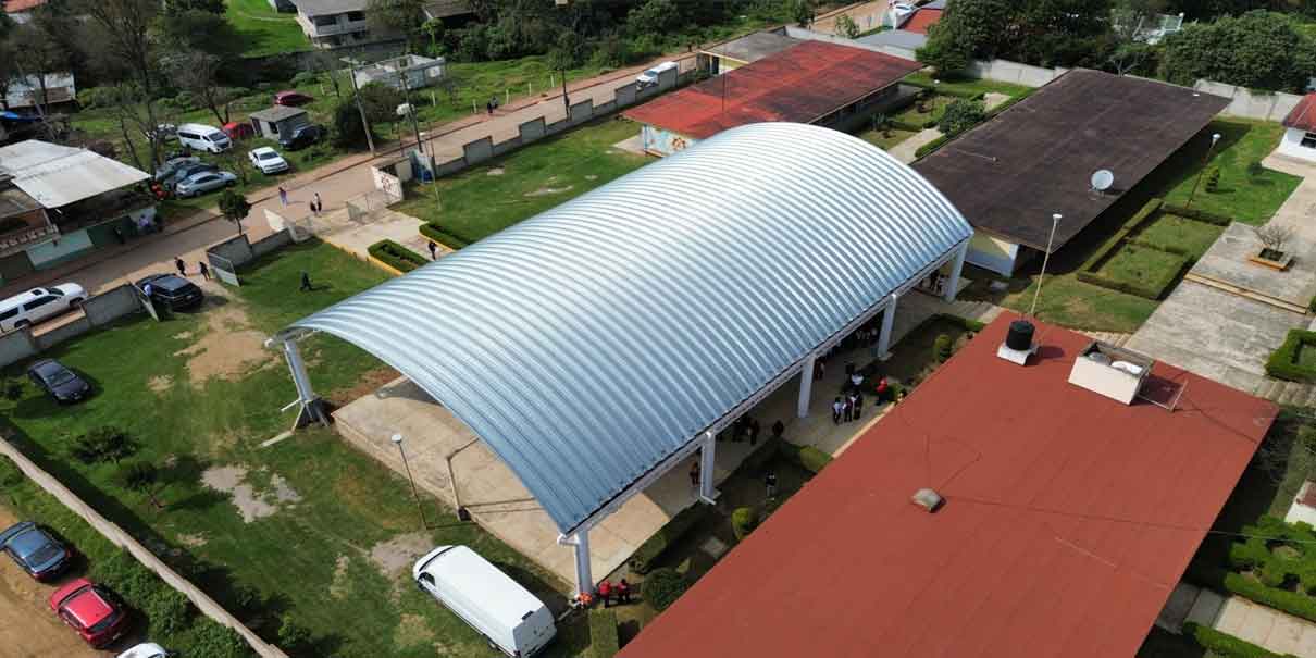 ​ Zacatlán, Pue. En el municipio de Zacatlán fue inaugurado el techado, de cancha de usos múltiples y obra exterior del bachillerato del Centro Escolar “Presidente Juan N. Méndez”, el techado de la cancha de usos múltiples de la Escuela Secundaria Técnica Número 87.  Además, fueron entregados al gobierno municipal camiones recolectores de basura.    La entrega la realizó el gobernador de Puebla Sergio Céspedes, y señaló que el gobierno estatal ha aplicado el dinero del pueblo en el pueblo, sin ningún tipo de distingo.  Además, reportó que en los últimos dos años al menos el 97 por ciento de los municipios han recibido las inversiones más altas de su historia.    Acompañado por la alcaldesa Beatriz Sánchez Galindo y por funcionarios estatales, Céspedes Peregrina expuso que este tipo de obras se ejecutaron en todos los municipios, de manera transparente y en beneficio de la sociedad.  “Es una muestra de respeto al pueblo de Puebla, así es como trabajamos con mucha puntualidad. Es una muestra de que se debe de aplicar el dinero del pueblo para el pueblo, así lo ha manejado la presidenta Claudia Sheinbaum, quien quiere que se atienda a todos sin distingos”, finalizó.  ​