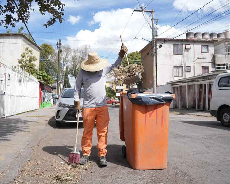 Supervisa José Chedraui mantenimiento de áreas verdes de la colonia Las Hadas