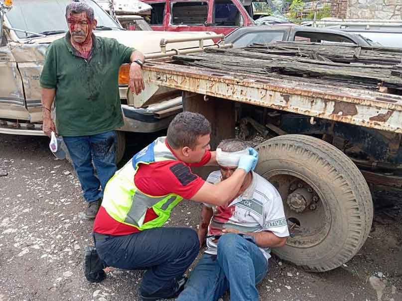 Tres heridos por maniobras de grúa en carretera federal de la Sierra Norte