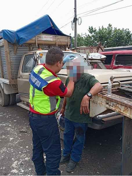 Tres heridos por maniobras de grúa en carretera federal de la Sierra Norte