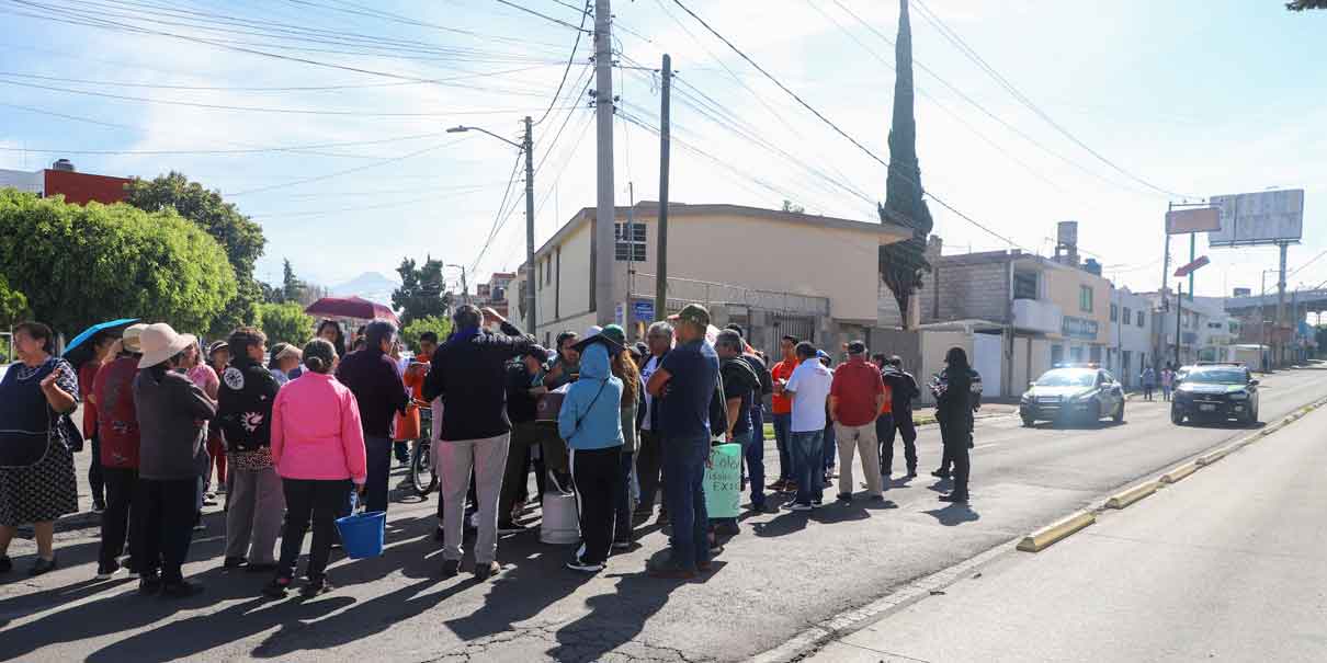 Vecinos de la López Mateos bloquean la Diagonal Defensores, quieren agua