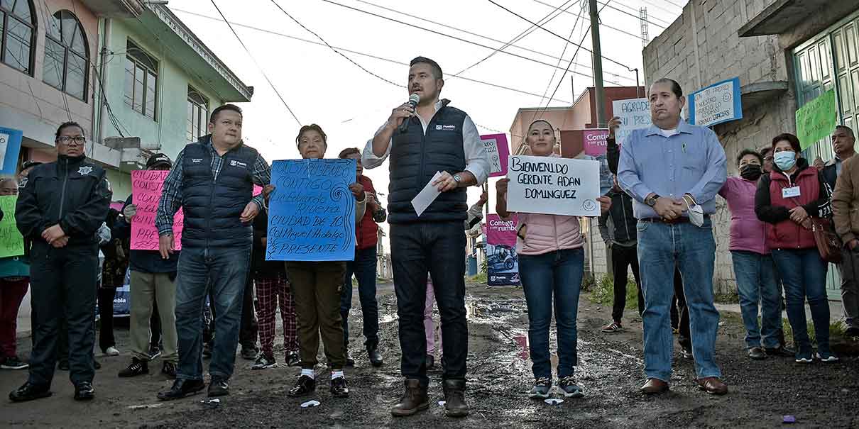 Vecinos y autoridades rehabilitan calles de colonias en Puebla capital