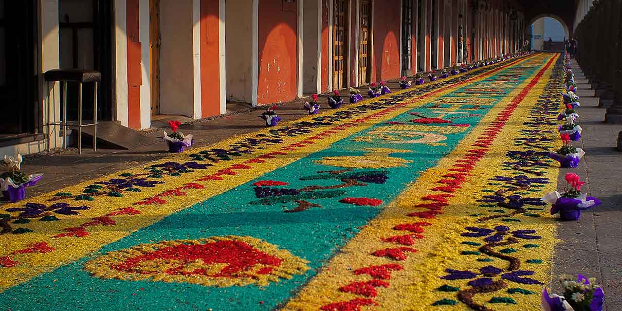 Ven a San Pedro Cholula a la exposición de alfombras coloridas con imágenes religiosas