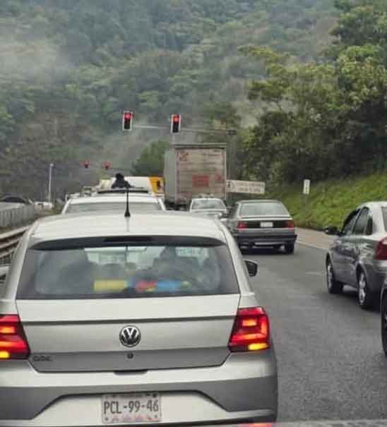 Volcadura de camioneta en la México-Tuxpan provoca cierre total