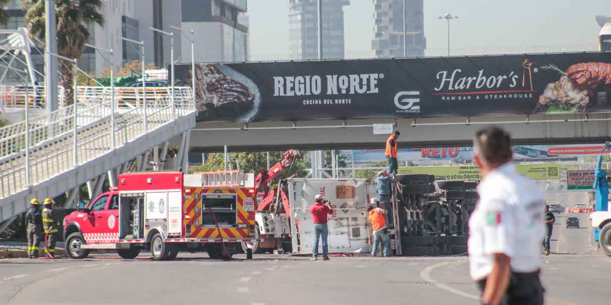 Volcadura de tráiler con tanques de gas en la Vía Atlixcáyotl genera caos vial