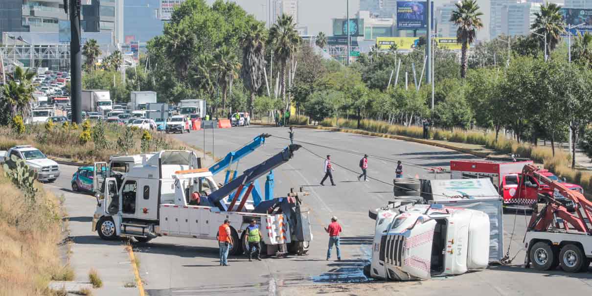 Volcadura de tráiler con tanques de gas en la Vía Atlixcáyotl genera caos vial