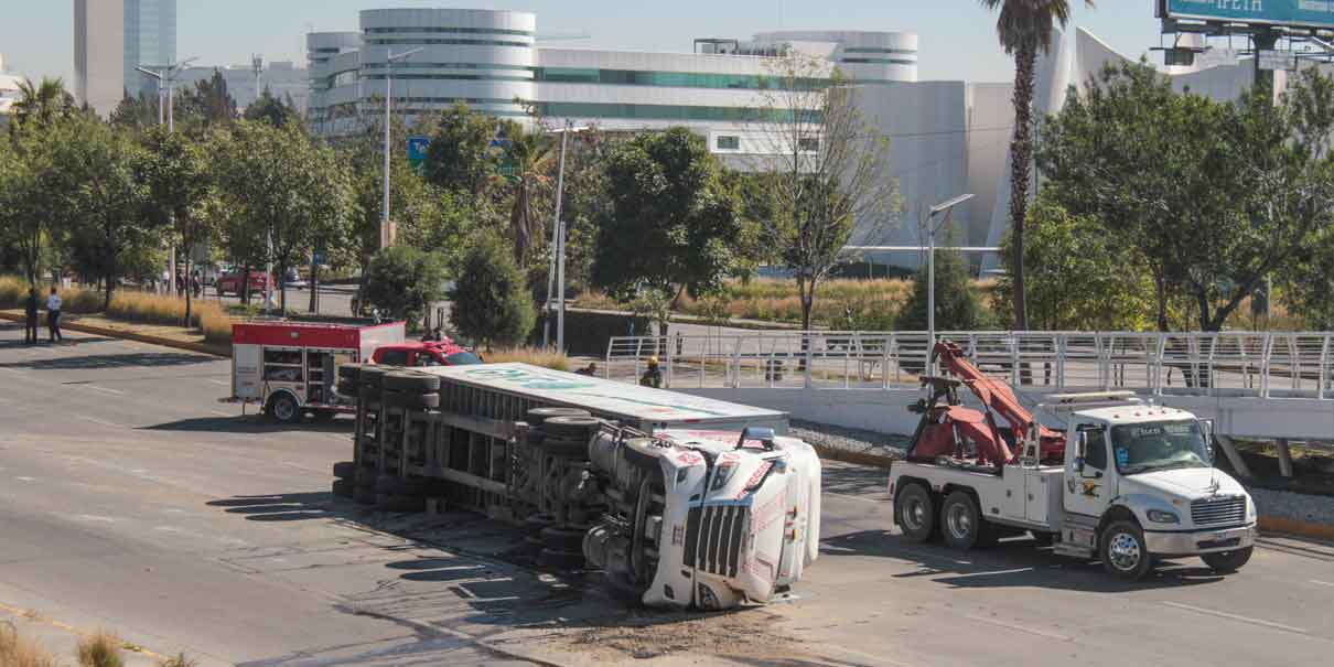 Volcadura de tráiler con tanques de gas en la Vía Atlixcáyotl genera caos vial