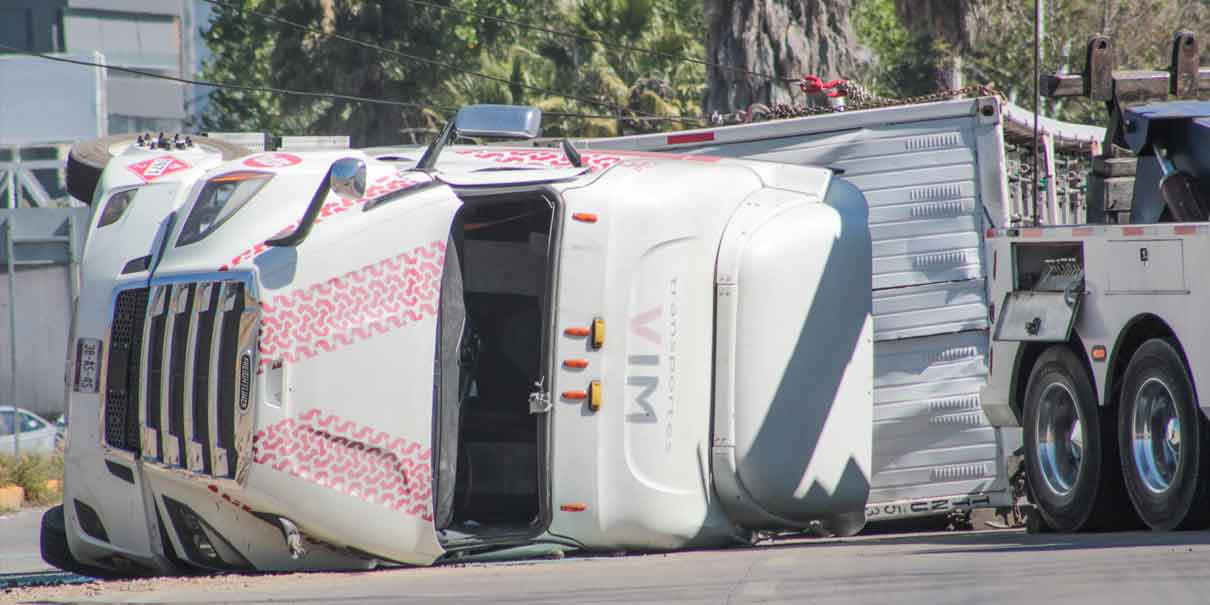 Volcadura de tráiler con tanques de gas en la Vía Atlixcáyotl genera caos vial