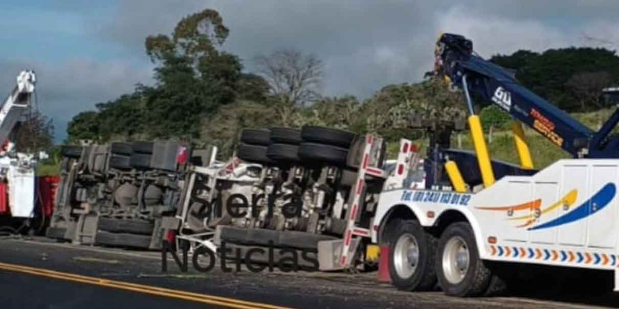 Volcadura provoca cierre en la Chignahuapan-Tejocotal