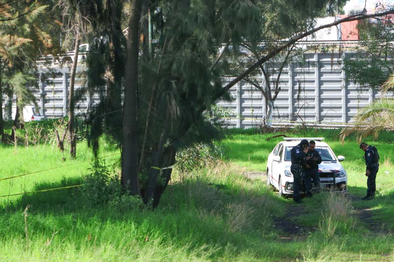 Abandonan un cadáver en el camellón de la autopista Puebla-Orizaba, cerca de los estadios