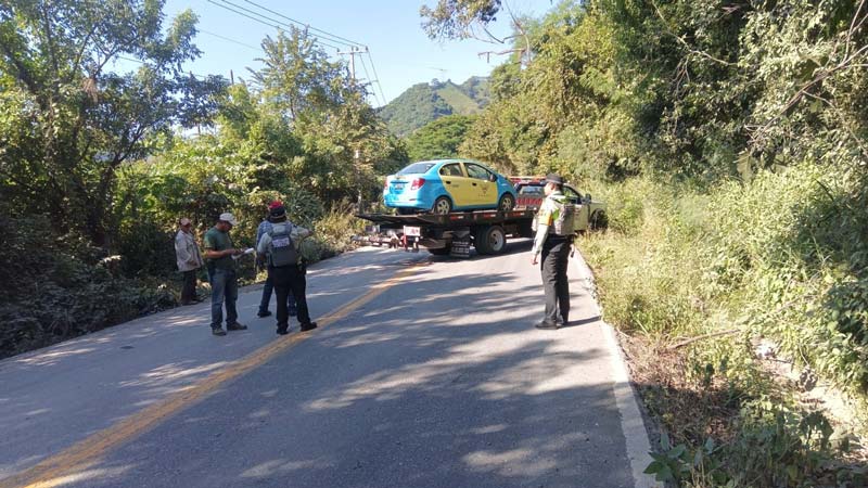 Accidente en la Pachuca–Tuxpan deja taxi volcado y dos personas lesionadas