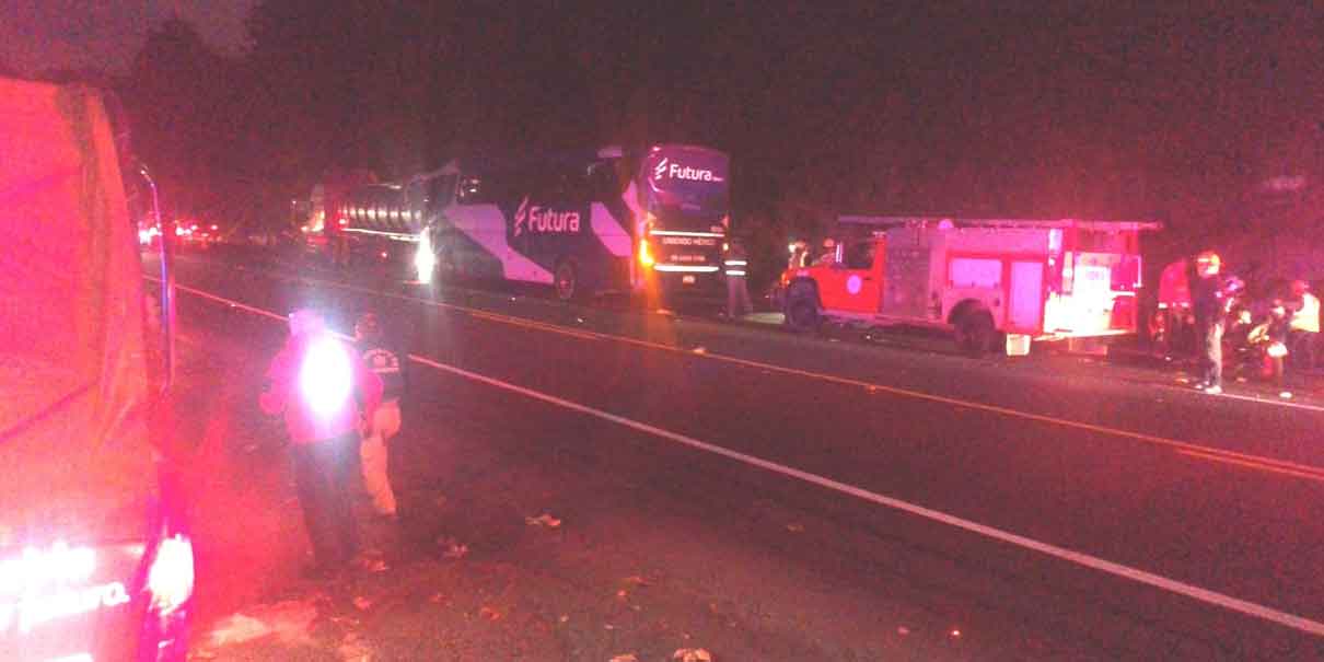 Choque entre autobús y pipa en la Sierra Norte deja 20 heridos