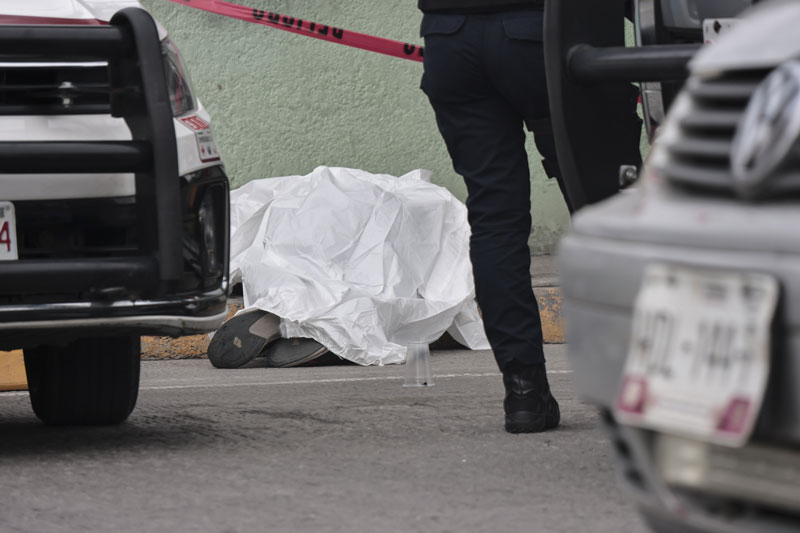 El policía estatal Víctor Manuel Castillo fue asesinado a balazos en Tres Cerritos; los agresores huyeron en motocicleta.