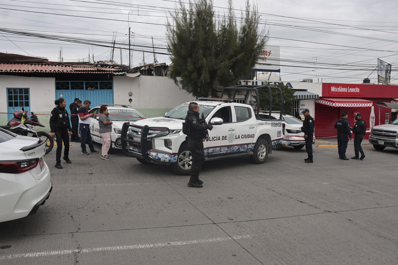 Dos sujetos en motocicleta atacaron a balazos a un policía estatal en el cruce de Josefa Ortiz y bulevar Carmelitas, en Puebla.