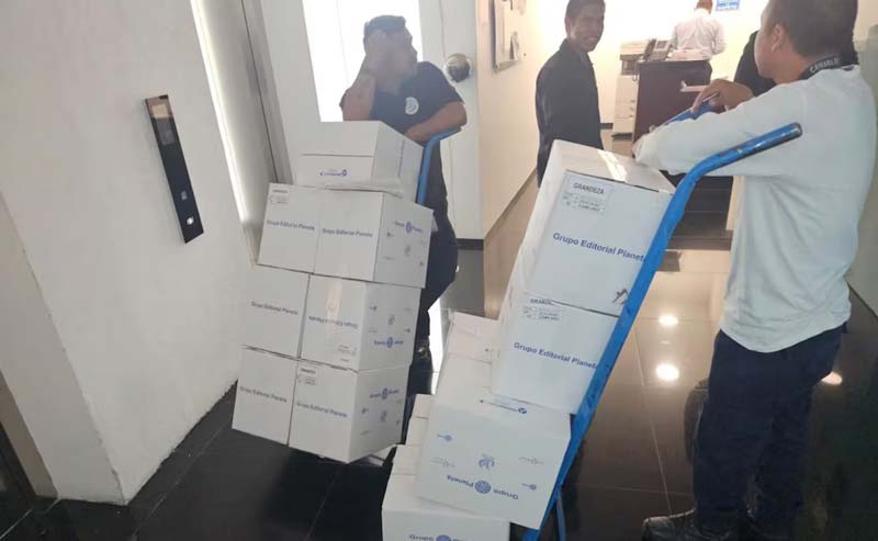 Adán Augusto regala miles de libros de AMLO y dice no saber cuánto pagó