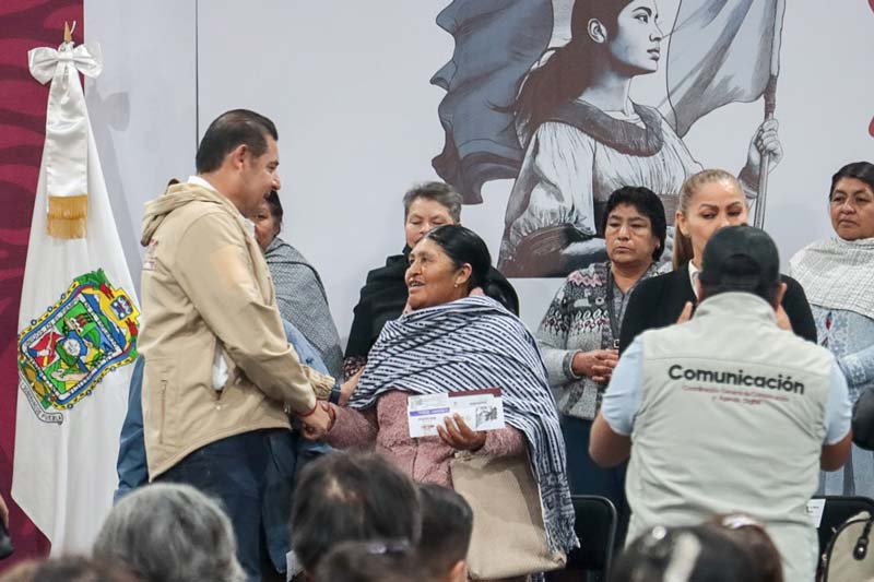 Adultos mayores y mujeres poblanas reciben apoyos de Pensión para el Bienestar