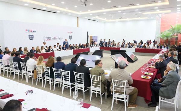 Alejandro Armenta encabeza una mesa de trabajo con representantes de la industria, autoridades ambientales y parte de su gabinete