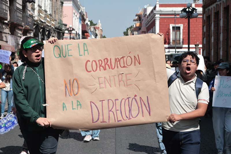 Estudiantes del Conservatorio exigen mejores condiciones, cierran calles con marcha