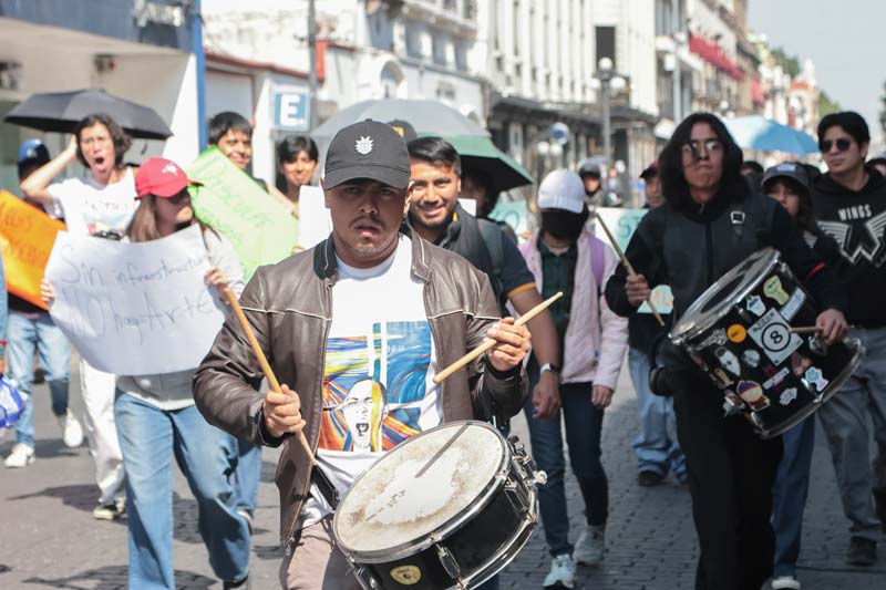 Estudiantes del Conservatorio exigen mejores condiciones, cierran calles con marcha