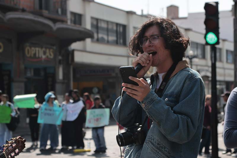 Estudiantes del Conservatorio exigen mejores condiciones, cierran calles con marcha