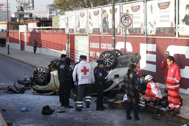 Auto sale volando de puente en la Calzada Zaragoza; conductor borracho sobrevive