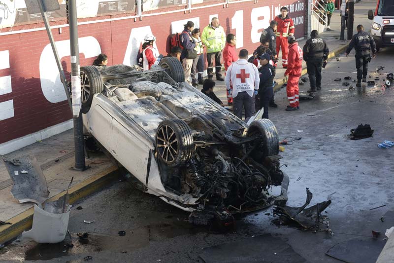 Auto sale volando de puente en la Calzada Zaragoza; conductor borracho sobrevive