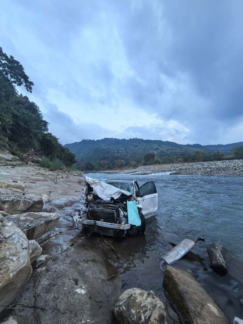 Cae vehículo a barranco de 70 metros en Jalpan; rescatan con vida a conductor