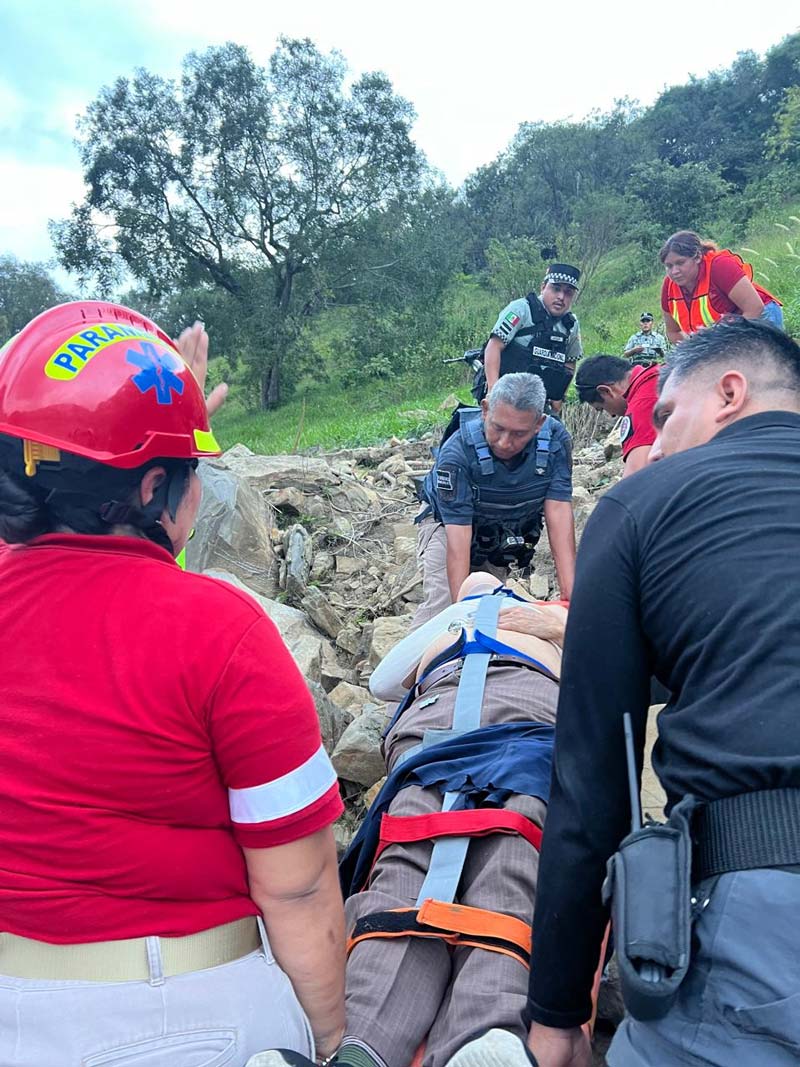 Cae vehículo a barranco de 70 metros en Jalpan; rescatan con vida a conductor