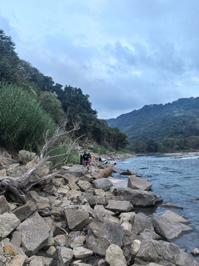 Cae vehículo a barranco de 70 metros en Jalpan; rescatan con vida a conductor