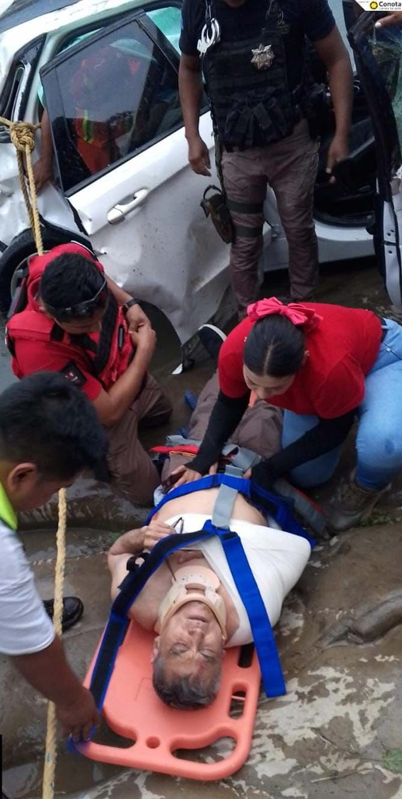 Cae vehículo a barranco de 70 metros en Jalpan; rescatan con vida a conductor
