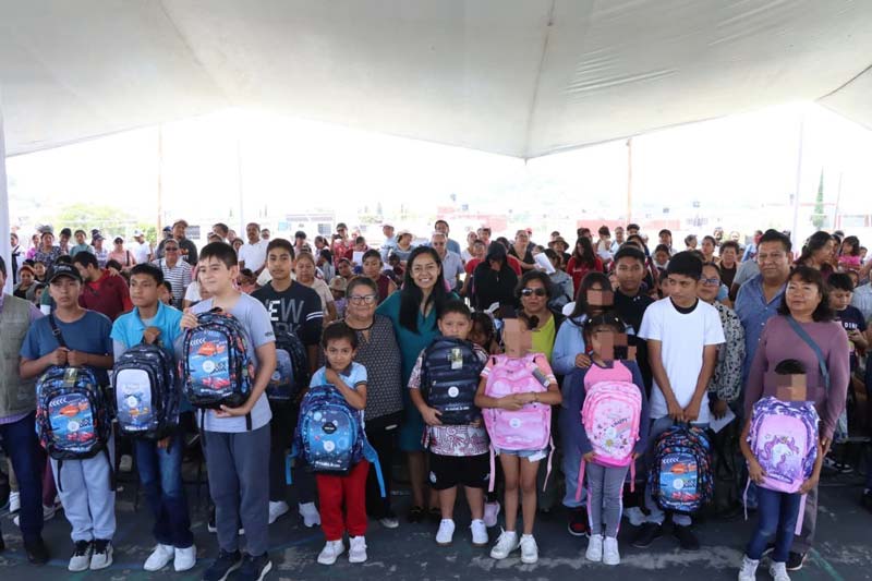 Ariadna Ayala entregó 5 mil paquetes escolares a estudiantes de Atlixco2.jpg