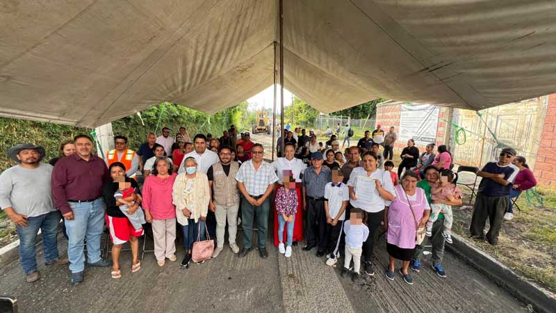 Atlixco, Pue. Tras la reciente regularización de la colonia Rancho Gamboa, la presidenta de Atlixco, Ariadna Ayala, dio inicio a una obra emblemática: la rehabilitación con carpeta asfáltica de la calle 3 Poniente, vialidad estratégica para la conectividad de la zona poniente del municipio.  Inició rehabilitación de calle en la nueva colonia Rancho Gamboa de Atlixco     Detalles de la obra  Con una inversión cercana a los 4.5 millones de pesos, la intervención abarcará 7,518.53 metros cuadrados de superficie e incluye la renivelación, suministro de cajas de válvulas de agua potable, pozos de visita y señalamiento vial. Esta obra beneficiará directamente a 3,490 habitantes, entre ellos más de 250 familias dedicadas a la producción viverista, actividad que constituye un motor económico para Atlixco.  Inició rehabilitación de calle en la nueva colonia Rancho Gamboa de Atlixco     Impacto social y económico  Durante el banderazo de arranque, Ariadna Ayala subrayó que este proyecto representa un acto de justicia social, pues no solo mejora la calidad de vida de los vecinos de Rancho Gamboa, sino que impulsa el desarrollo económico y comercial de la región.  “Gracias a la reciente regularización de esta colonia, hoy podemos intervenir en una vialidad que llevaba años sin ser atendida. Esta inversión es importante y representa un avance donde todas y todos valen igual y merecen acciones como estas”, afirmó la presidenta, Ariadna Ayala.  Inició rehabilitación de calle en la nueva colonia Rancho Gamboa de Atlixco    *BC
