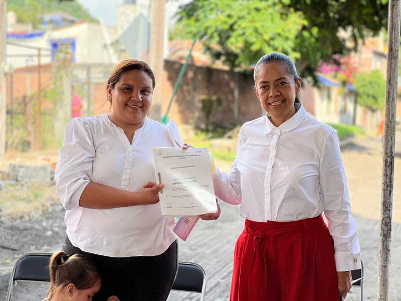 Atlixco, Pue. Tras la reciente regularización de la colonia Rancho Gamboa, la presidenta de Atlixco, Ariadna Ayala, dio inicio a una obra emblemática: la rehabilitación con carpeta asfáltica de la calle 3 Poniente, vialidad estratégica para la conectividad de la zona poniente del municipio.  Inició rehabilitación de calle en la nueva colonia Rancho Gamboa de Atlixco     Detalles de la obra  Con una inversión cercana a los 4.5 millones de pesos, la intervención abarcará 7,518.53 metros cuadrados de superficie e incluye la renivelación, suministro de cajas de válvulas de agua potable, pozos de visita y señalamiento vial. Esta obra beneficiará directamente a 3,490 habitantes, entre ellos más de 250 familias dedicadas a la producción viverista, actividad que constituye un motor económico para Atlixco.  Inició rehabilitación de calle en la nueva colonia Rancho Gamboa de Atlixco     Impacto social y económico  Durante el banderazo de arranque, Ariadna Ayala subrayó que este proyecto representa un acto de justicia social, pues no solo mejora la calidad de vida de los vecinos de Rancho Gamboa, sino que impulsa el desarrollo económico y comercial de la región.  “Gracias a la reciente regularización de esta colonia, hoy podemos intervenir en una vialidad que llevaba años sin ser atendida. Esta inversión es importante y representa un avance donde todas y todos valen igual y merecen acciones como estas”, afirmó la presidenta, Ariadna Ayala.  Inició rehabilitación de calle en la nueva colonia Rancho Gamboa de Atlixco    *BC