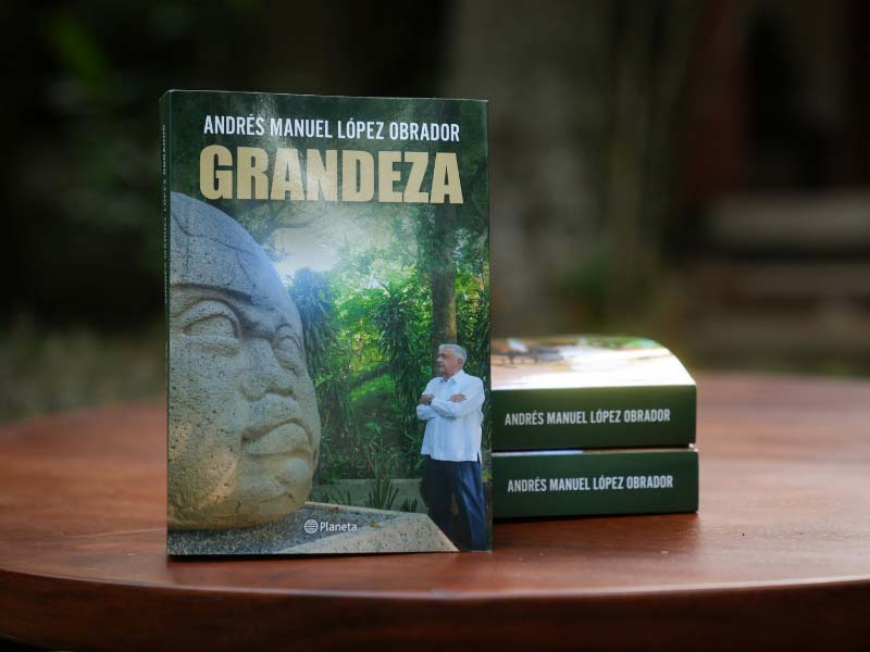 Arturo Ávila imita a Adán Augusto y reparte libro de AMLO en San Lázaro