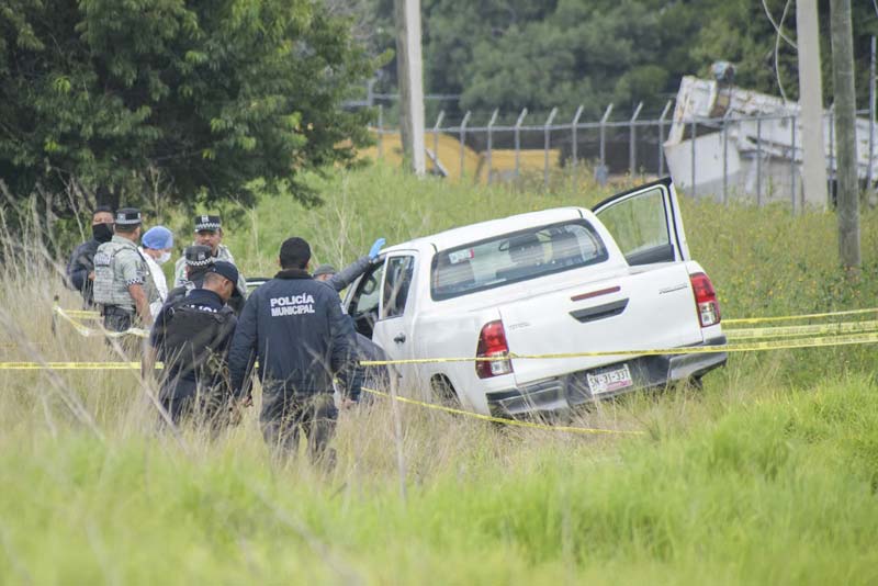 La camioneta presentaba un impacto de bala en el parabrisas y la víctima una herida de arma de fuego en la cabeza
