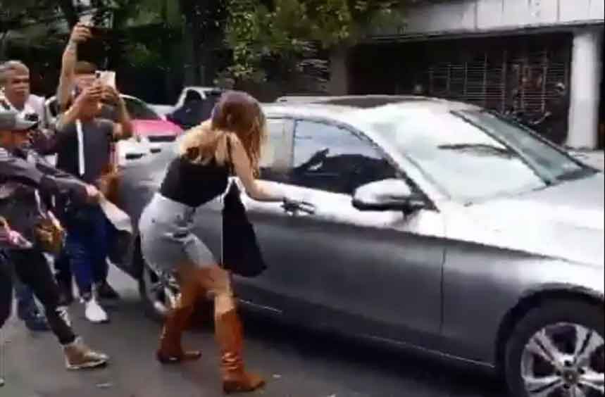 Así enfrentó Lady Racista a la multitud tras su primera audiencia por insultos&nbsp;racistas