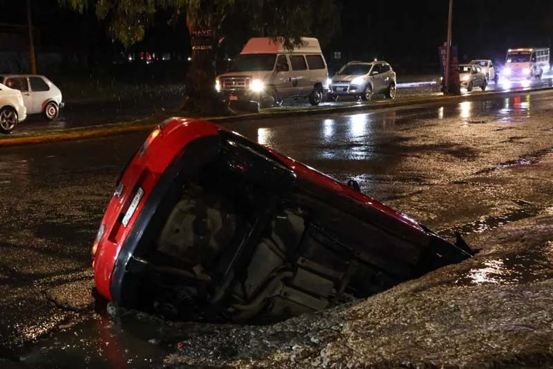 Atienden socavón en La María donde se hundió un vehículo por fuertes lluvias en Puebla