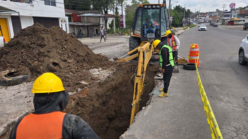 Atienden socavón en La María donde se hundió un vehículo por fuertes lluvias en Puebla