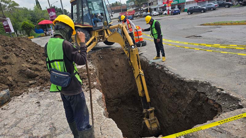 Atienden socavón en La María donde se hundió un vehículo por fuertes lluvias en Puebla