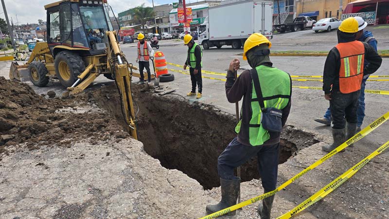 Atienden socavón en La María donde se hundió un vehículo por fuertes lluvias en Puebla