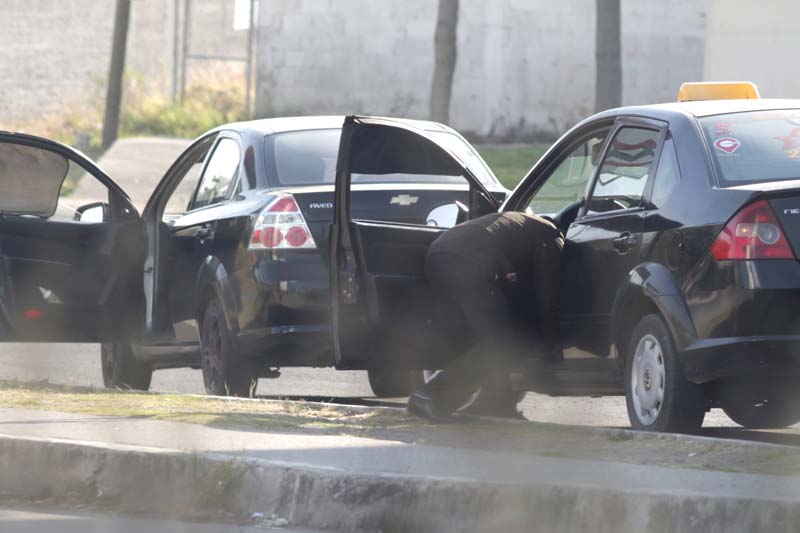 Taxis pirata aprovechan la ausencia de rutas de transporte para levantar pasaje