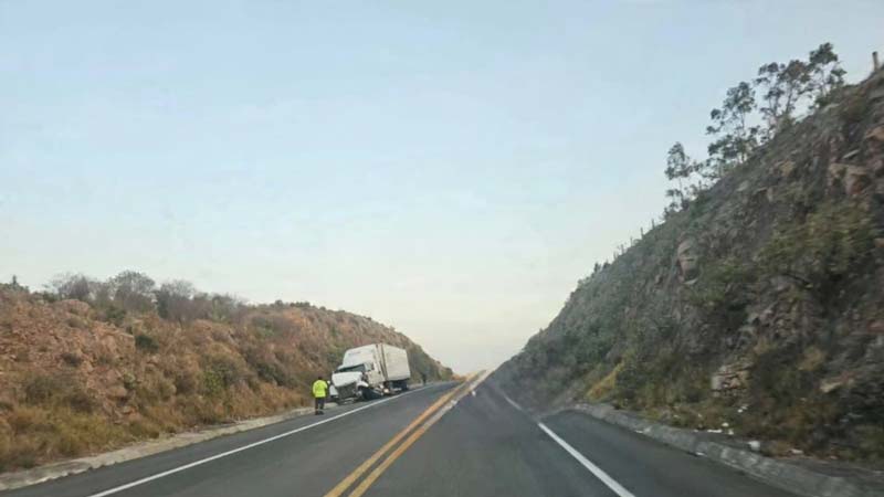 Auto se despedaza al chocar con tráiler en la Tlaxco-Tejocotal; deja una persona muerta