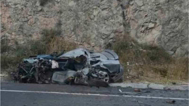 Auto se despedaza al chocar con tráiler en la Tlaxco-Tejocotal; deja una persona muerta